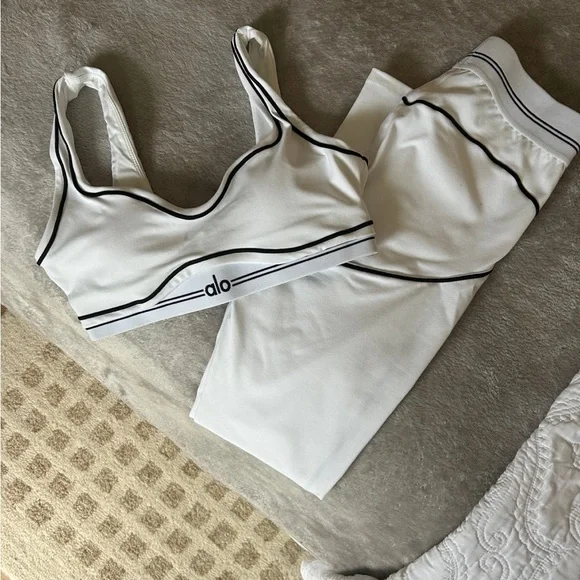 Alo Yoga Heart Throb Set in White - Picture 2 of 4